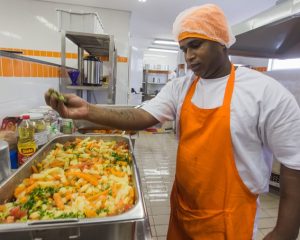 ATENDENTE DE RESTAURANTE, AUXILIAR DE COZINHA, LIMPEZA DE SALÃO - R$ 1.500,00 - COM E SEM EXPERIENCIA - NOTURNO - RIO DE JANEIRO