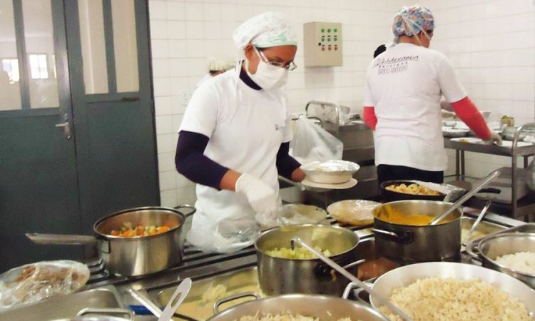 AUXILIAR DE COZINHA, COPEIRA, AUXILIAR DE SERVIÇOS GERAIS (LIMPEZA) - R$ 1.194,00 - COM E SEM EXPERIENCIA - RIO DE JANEIRO