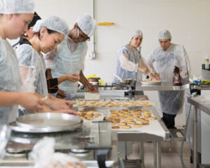 Auxiliar de Cozinha - Ajudar o cozinheiro nas atividades - Rio de Janeiro 