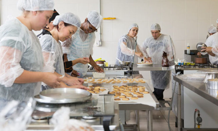 Auxiliar de Cozinha - Ajudar o cozinheiro nas atividades - Rio de Janeiro 