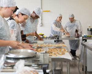 Auxiliar de Cozinha - Ajudar o cozinheiro nas atividades - Rio de Janeiro 