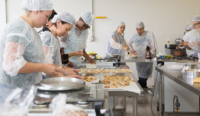 Auxiliar de Cozinha - Ajudar o cozinheiro nas atividades - Rio de Janeiro 