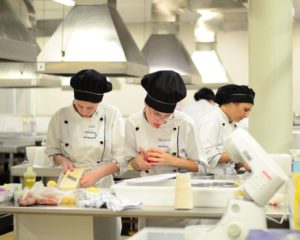 Auxiliar de Cozinha - Ajudar o cozinheiro nas atividades - Rio de Janeiro