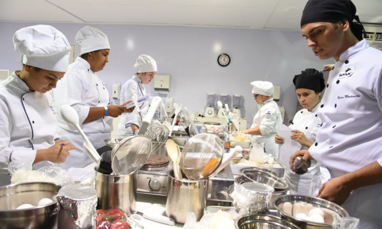 Auxiliar de Cozinha - Ajudar o cozinheiro nas atividades - Rio de Janeiro 