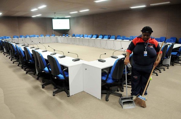 Auxiliar de Serviços Gerais - Realizar manutenção e limpeza - Rio de Janeiro 