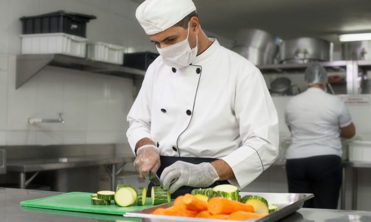 Auxiliar de Cozinha - Ajudar o cozinheiro nas atividades - Rio de Janeiro 