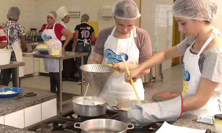 Auxiliar de Cozinha - Ajudar no preparo de alimentos - Rio de Janeiro 