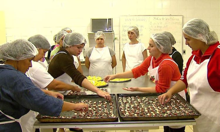 Auxiliar de Confeitaria - Ajudar no preparo de diversos doces - Rio de Janeiro 