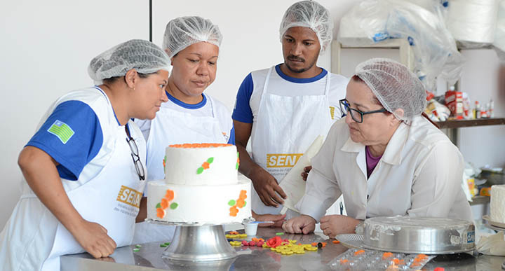 Confeiteiro, Auxiliar de Estoque - R$ 1.500,00 - Efetuar o preparo de doces e bolos no geral - Rio de Janeiro 