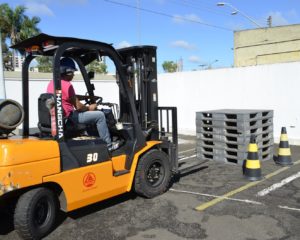 Auxiliar de Serviços Gerais, Operador de Empilhadeira - R$ 1.269,39 - Reabastecer os locais com os insumos, ser atencioso - Rio de Janeiro 