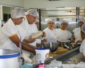 Ajudante de Cozinha, Padeiro - R$ 1.366,20 - Auxiliar no preparo de alimentos, ser organizado - Rio de Janeiro 