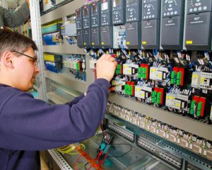 Eletrotécnico, Operador Logístico - R$ 2.400,00 - Atuar fazendo a instalação de equipamentos, ser proativo - Rio de Janeiro 