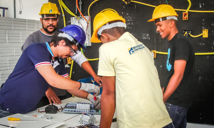 Manutenção Predial, Auxiliar de Sistema - R$ 1.337,74 - Conhecimento em ferramentas, ter proatividade - Rio de Janeiro 