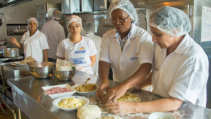 Auxiliar de Cozinha, Assistente Comercial - R$ 1.100,00 - Trabalhar em equipe, preparo de alimentos - Rio de Janeiro 