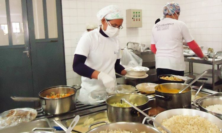Auxiliar de Cozinha, Ladrilheiro - R$ 1.281,00 - Ter proatividade, atuar no preparo de refeições - Rio de Janeiro 