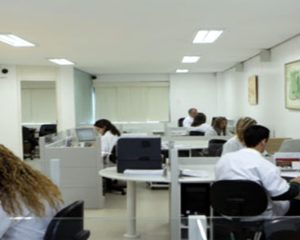 Assistente Comercial, Atendente - R$ 1.215,80 - Escala 5x2, Ter boa fluência escrita, lidar bem com o público - Rio de Janeiro