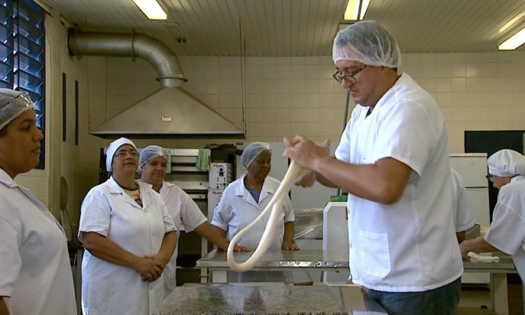 Padeiro, Auxiliar de Cozinha - R$ 1.483,41 - Ajudar no preparo de massas, conhecimentos em receitas - Rio de Janeiro 