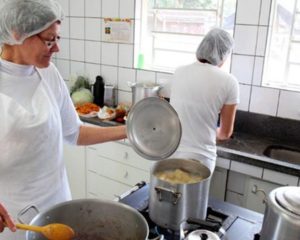 Chapeiro, Auxiliar de Cozinha - R$ 1.500,00 - Atuar no preparo de lanches, lidar bem com o público - Rio de Janeiro 