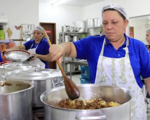 Restaurantes de camarão vagas para auxiliar de limpeza, estoquista, auxiliar de cozinha, recepcionista, atendente - Rio de Janeiro