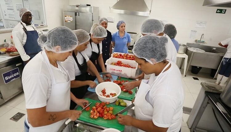 Ajudante de cozinha, caixa, recepcionista, copeiro, garçom, saladeiro - self-service - Rio de Janeiro